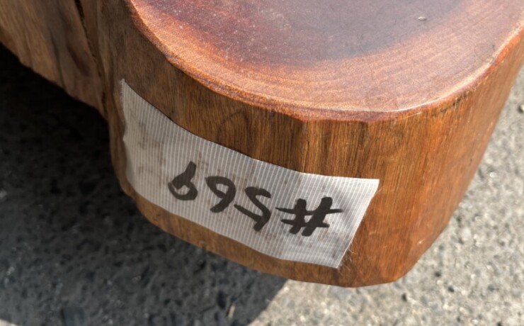 569