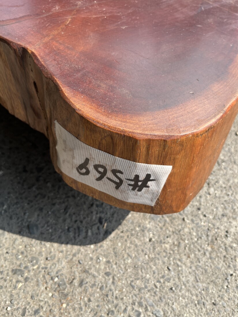 569